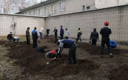 Більше схожі на могили: в Росії студентів змушують тренуватися рити окопи (фото)