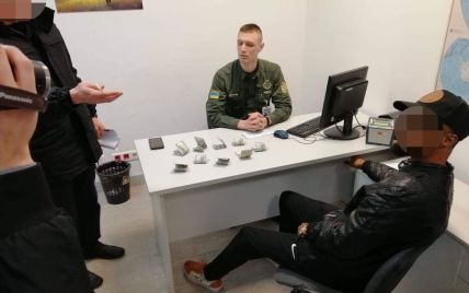 Украинским пограничникам предлагали 900 долларов и 10 тысяч рублей взятки. Ни один не согласился