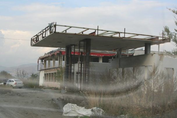 Бывшая заправка "Лукойла" в Тамарашени / © Facebook.com/Аркадий Бабченко