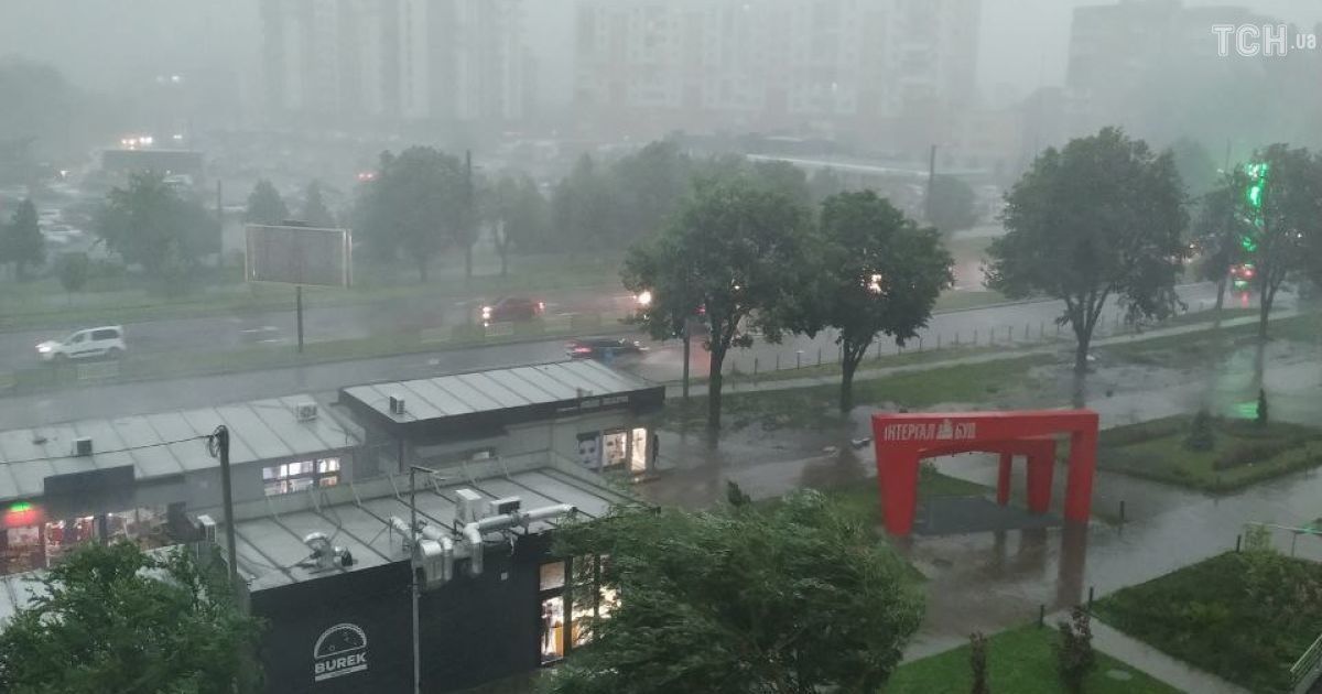 Посреди дня наступила ночь: во Львове аномальная буря, улицы заливают потоки воды (фото, видео)