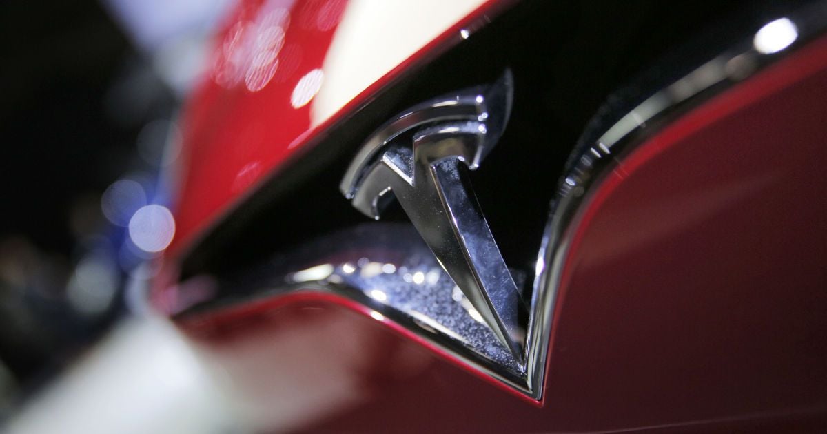 TikTok "розірвало" відео з водієм Tesla, який глузує з власників авто з ДВЗ