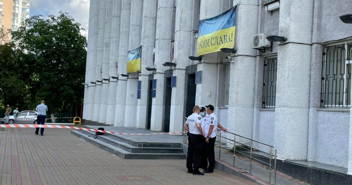 При себе имел еще и меч: в Киевской области мужчина устроил стрельбу возле городского совета (фото)