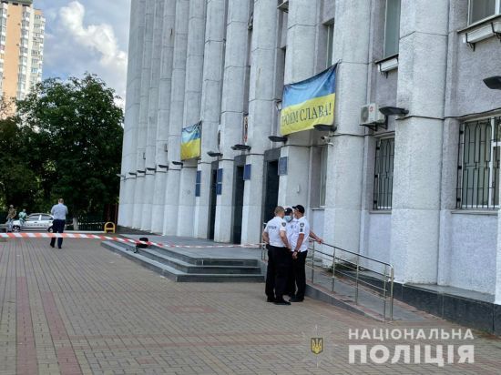 З собою мав ще і меча: у Київській області чоловік влаштував стрілянину біля міської ради (фото)