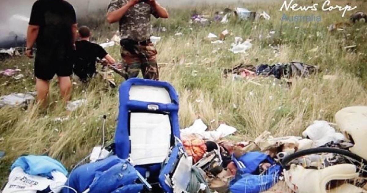 Сразу после катастрофы самолета боевики осматривали сумки жертв, после чего собрали целую кучу с мобильных телефонов и личных вещей пассажиров