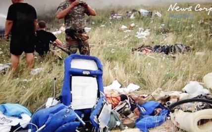 На месте крушения сбитого Boeing на Донетчине нашли целый грузовик обломков и вещей с самолета