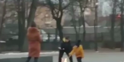 У Київській області родина смажила маршмелоу на Вічному вогні: відео