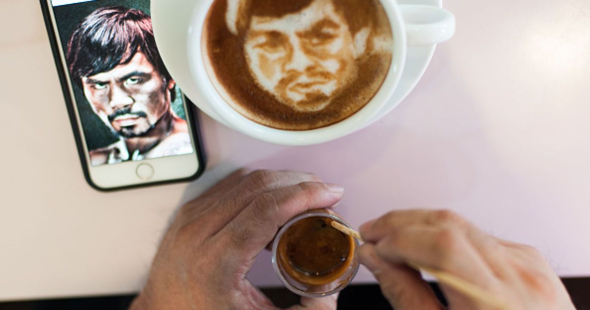 Филиппинский кофевар украшает свои напитки портретами Пакьяо и Мейвезера / © Getty Images