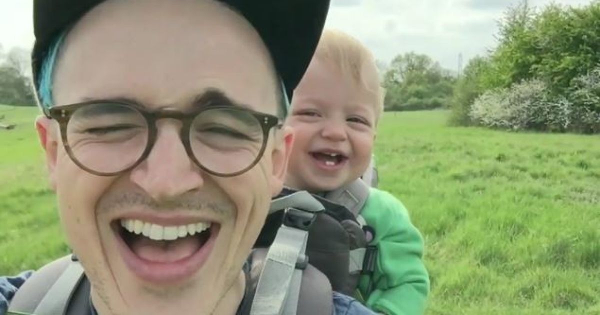 Малюк гітариста дуже весело сміється