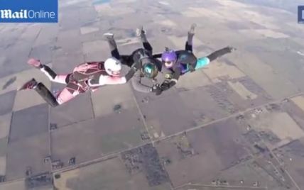 Адреналиновый наркоман сделал девушке тату  во время прыжка с парашютом