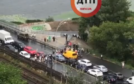 У Києві на мосту Метро люди перекрили дорогу, рух заблоковано
