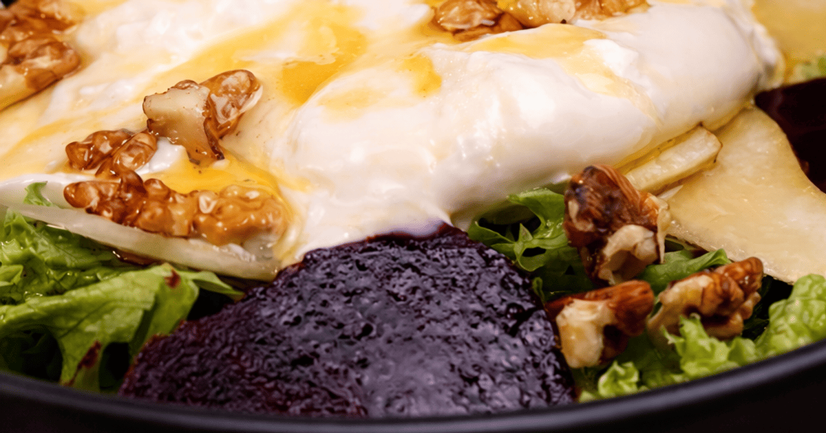 Салат з буряком, грушею та буратою tiktok.com_@katarinacooks