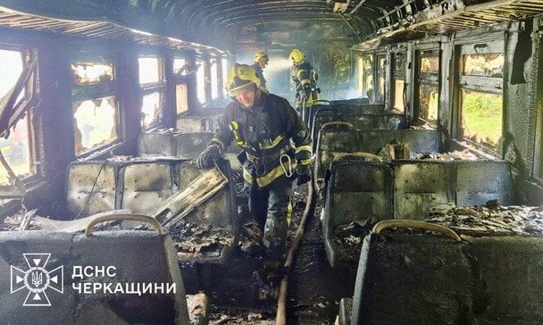 Вагони вигоріли вщент: на Черкащині електричка спалахнула під час руху (фото)