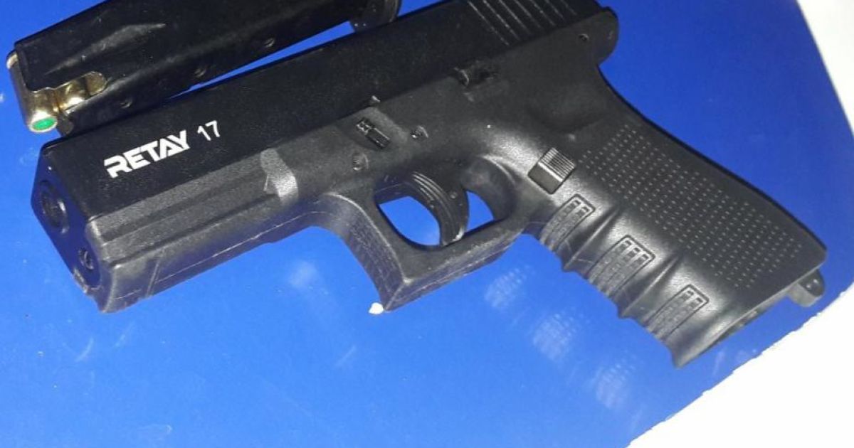 У Кривому Розі 80-річний пенсіонер поцілив у сусіда з пістолета через собаку