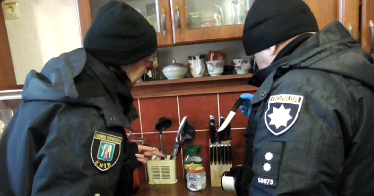 Сказала, что хочет развестись: в Киеве мужчина из-за ревности тяжело ранил жену ножом (фото)
