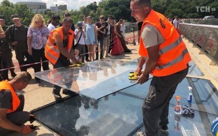 На новом мосту Киева могут заменить защитную стеклопленку на бронированное стекло