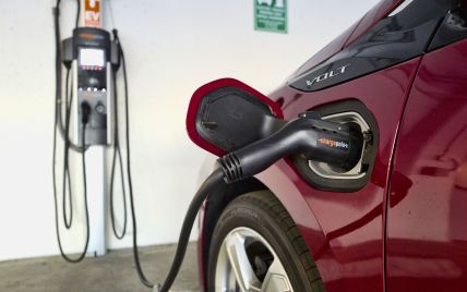 GM, Ford и Stellantis хотят значительно увеличить объемы продаж электрокаров к 2030 году — СМИ