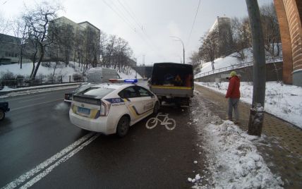 В Киеве автомобиль патрульных врезался в грузовик, догоняя внедорожник