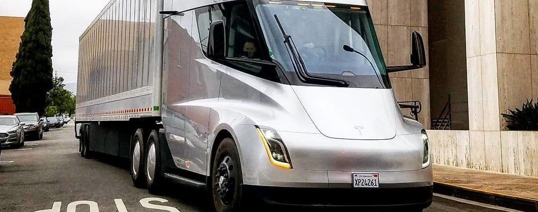 Tesla показала випробування електричної вантажівки Semi на гонковому треку: відео