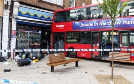 Двоповерховий автобус із пасажирами протаранив магазин у Лондоні. Є постраждалі