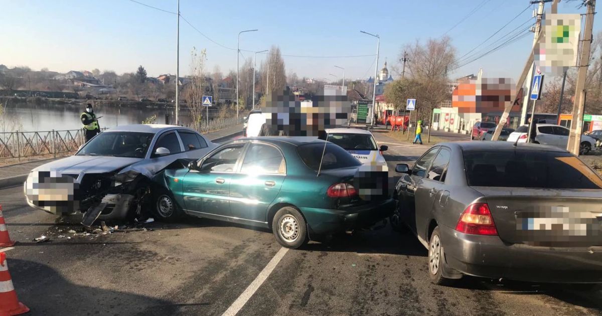 В пригороде Киева столкнулись сразу три автомобиля: есть пострадавшие