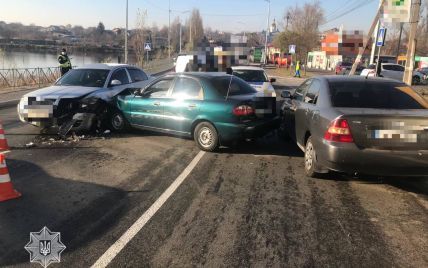 В пригороде Киева столкнулись сразу три автомобиля: есть пострадавшие