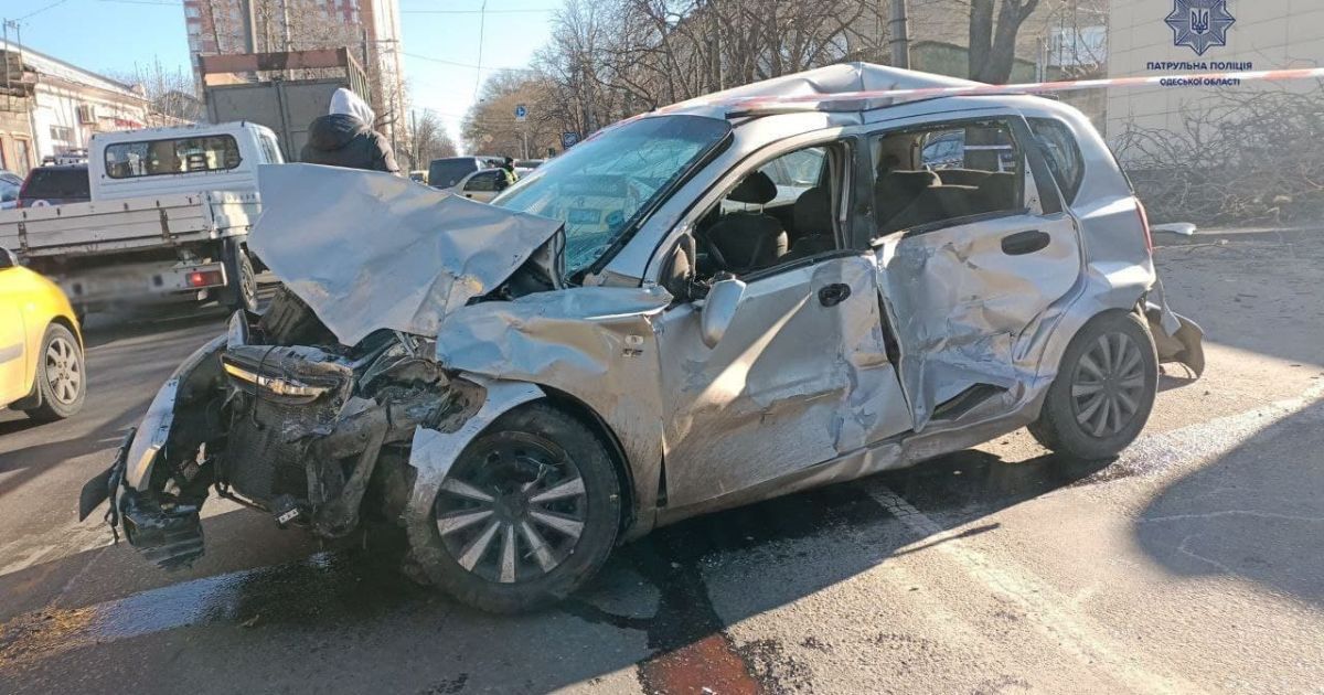 В Одессе водитель автобуса устроил массовое ДТП: патрульные показали последствия аварии