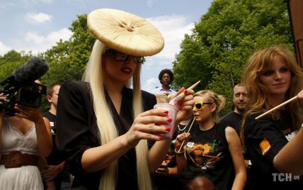 Их носит даже Леди Гага: японский дизайнер создает шляпы из волос