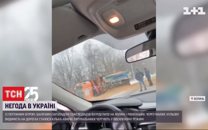 Непогода натворила бед на Волыни: на скользкой дороге даже опрокинулась снегоуборочная машина