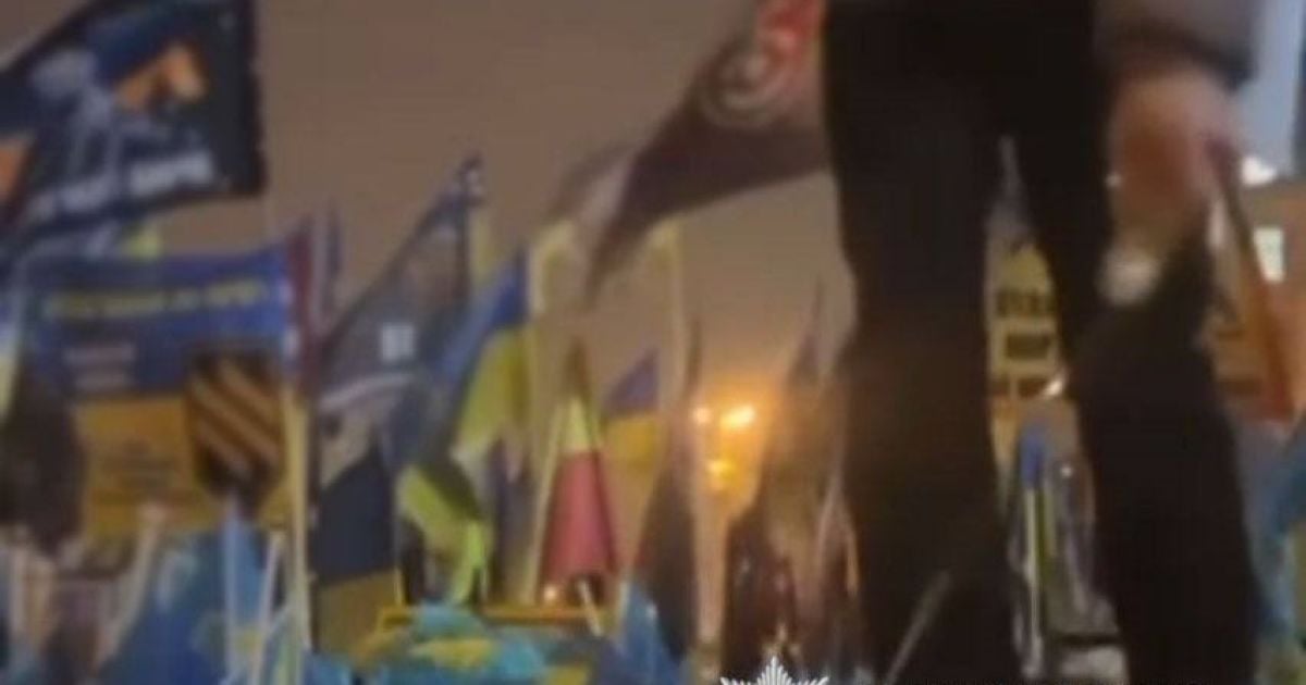 Мужчина пытался поджечь флажки на Майдане Незалежности