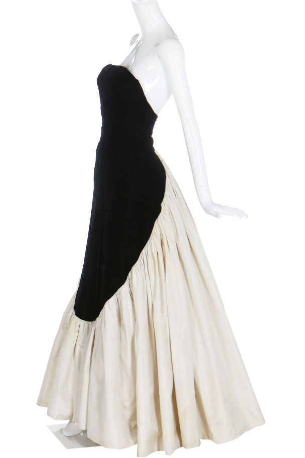 Платье Наташи Фэйрвезер, выставленное на аукционе Керри Тейлор / © www.kerrytaylorauctions.com
