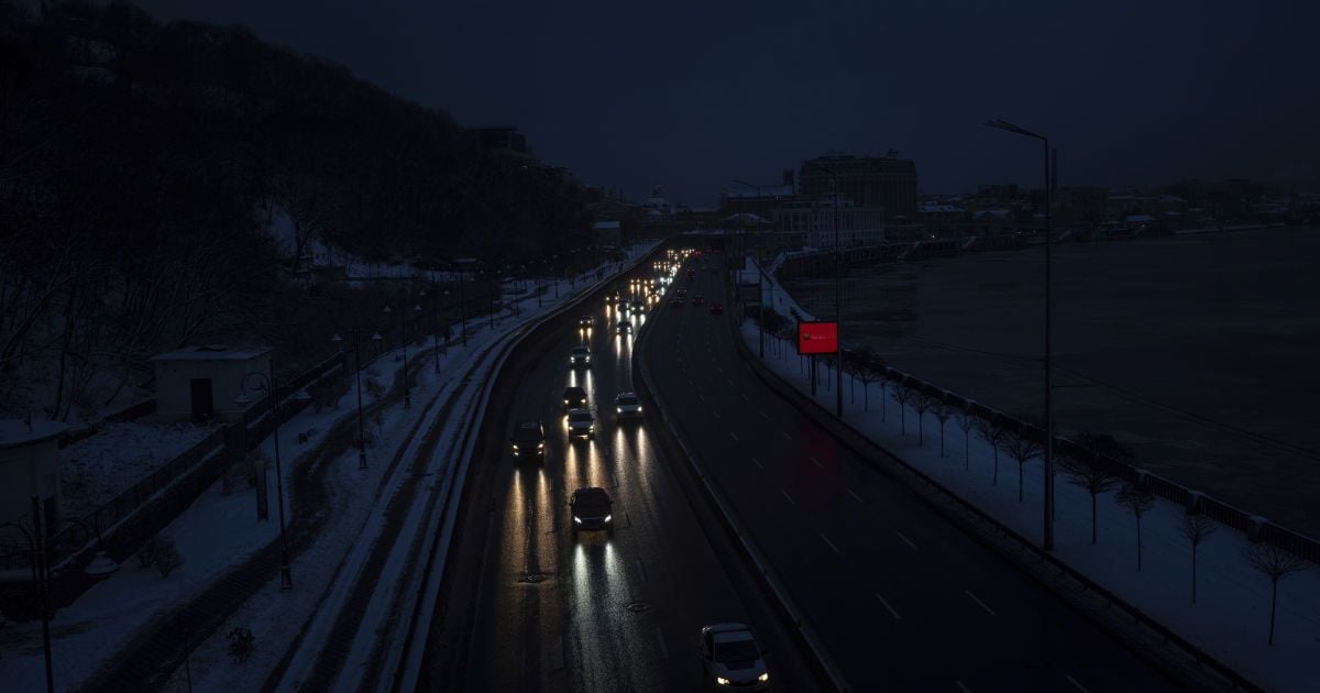 У Києві досі сотні будинків живуть без графіків відключення світла - ДТЕК
