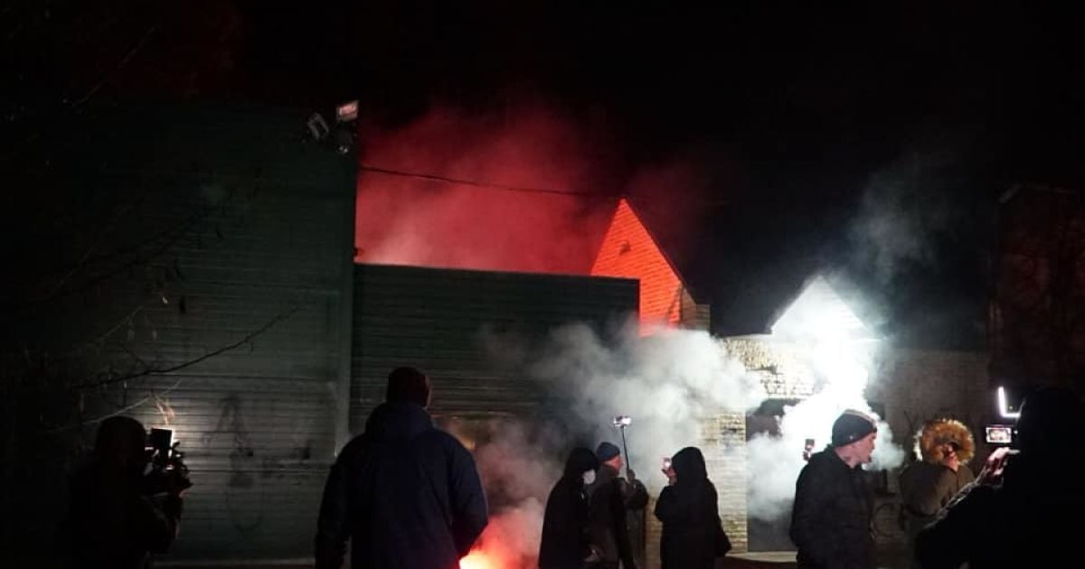 Активісти "Нацкорпусу" закидали петардами будинок Медведчука