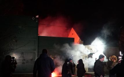 Активисты "Нацкорпусу" забросали петардами дом Медведчука