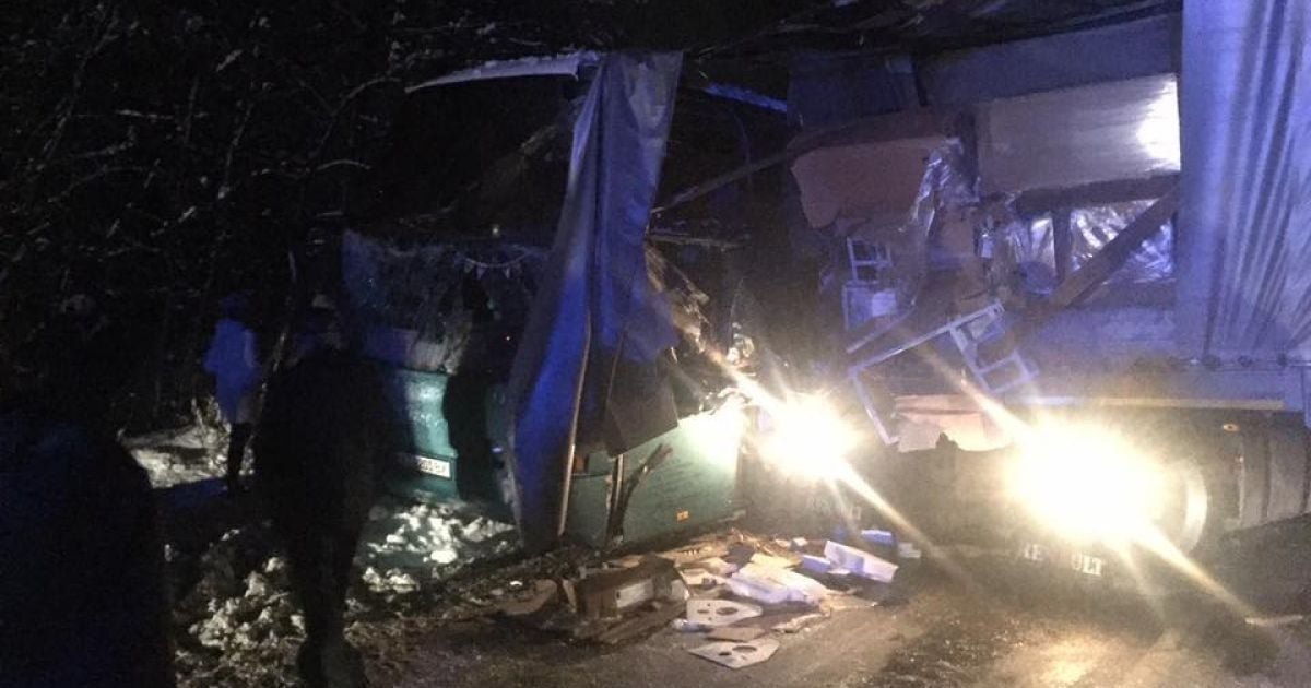 Біля Львова автобус із 40 пасажирами врізався у фуру, яку занесло на слизькій дорозі