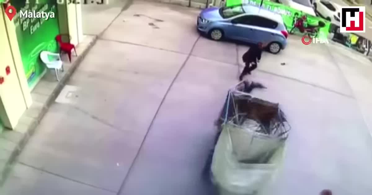 "Божевільний" мотоцикл влаштував подвійну аварію в Туреччині. Відео