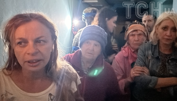 Люди прячутся в подвалах от авиабомб, которые бросает армия РФ. / © ТСН