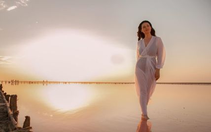 В прозрачной тунике на закате: Соломия Витвицкая поделилась серией красивых кадров с отдыха