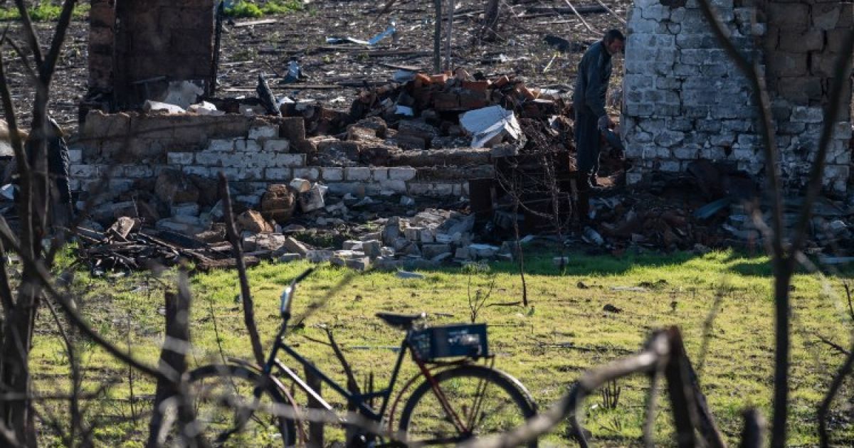 Місцевий мешканець біля зруйнованого будинку у Харківській області