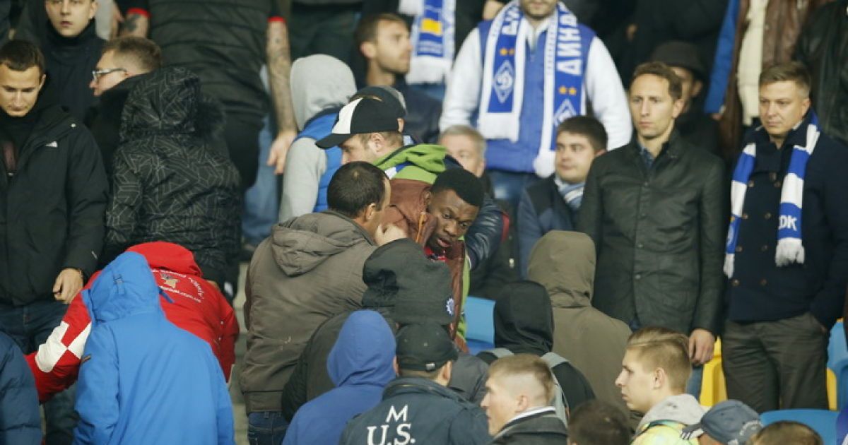 Нападение на темнокожих болельщиков.