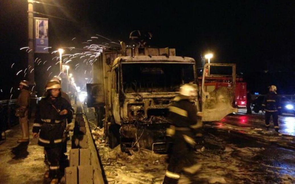 На мосту Патона загорілася і вибухнула вантажівка. / © ТСН