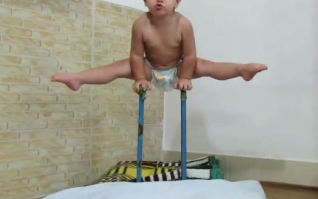 Малыш поражает своими трюками / © Instagram/arat.gym