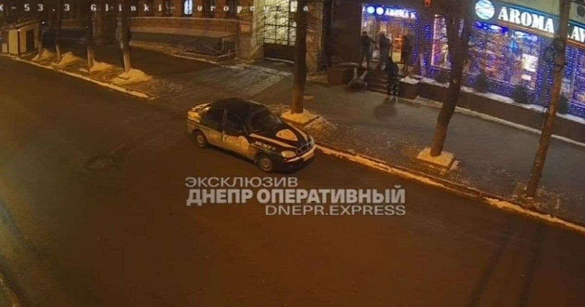 У Дніпрі неадекватного горе-грабіжника викинули з кафе: на відео потрапив момент "виховання"