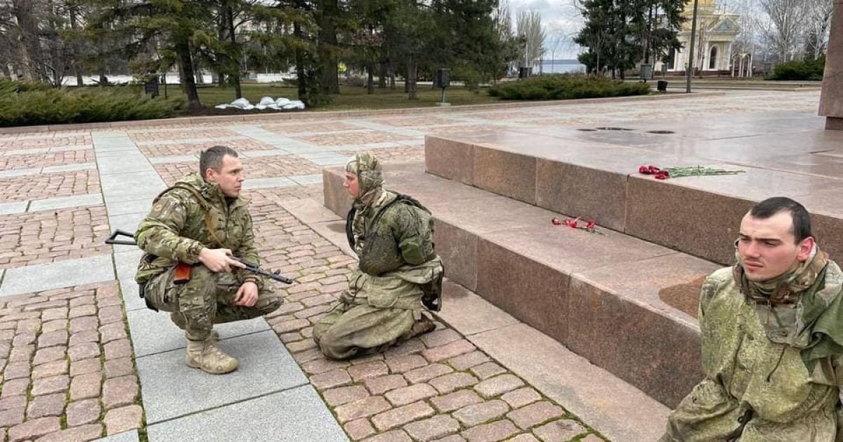 У Миколаєві нардеп поставив окупантів на коліна і пояснював їм, чому "не треба шастати українською землею" (фото)