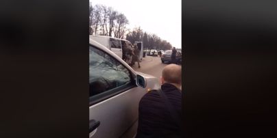 В Борисполе вооруженные спецназовцы задержали водителя, который приставил себе пистолет к виску
