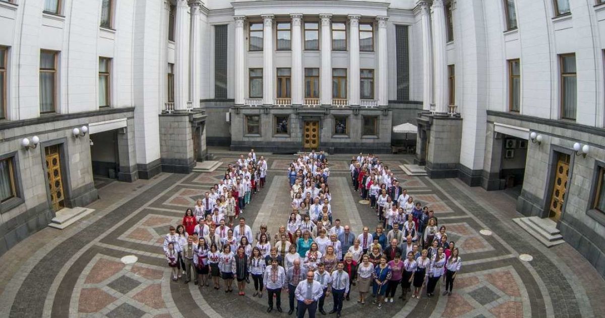 Депутаты в вышиванках устроили флешмоб в Верховной Раде