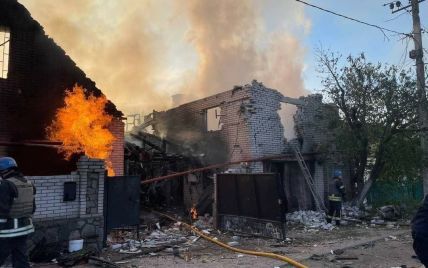 Подробиці ракетного обстрілу Запоріжжя: окупанти пошкодили ТРЦ та житлові будинки (фото)