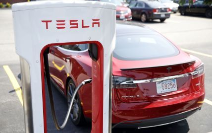 У США водій не міг від'єднати Tesla від зарядки протягом 15 годин