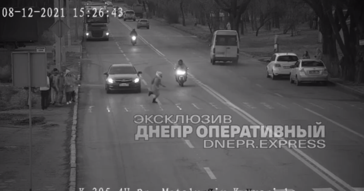 У Дніпрі мотоцикліст на повній швидкості збив підлітка: дитину доправили до лікарні з серйозною травмою