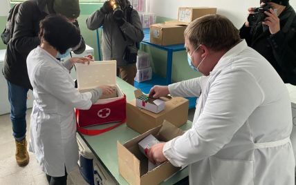 "Второй стала медсестра": в Черкасской ОГА рассказали, как делают первые прививки от коронавируса