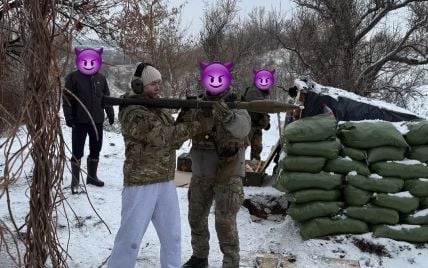 Постреляла из винтовки и гранатомета: Свитолина посетила военных ВСУ в Харьковской области (фото)